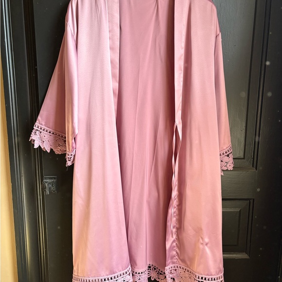Elegant Deep Lavendar Lace Trim Satin-like Robe - Picture 4 of 5
